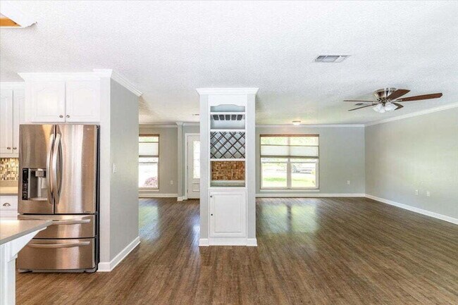 Building Photo - "Charming 3-Bed Oasis with Private Pool in Fort Walton Beach!"