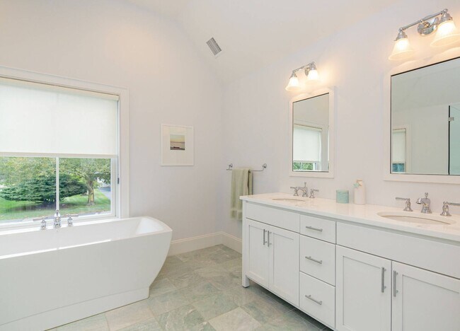 Building Photo - 23 Gansett Ln