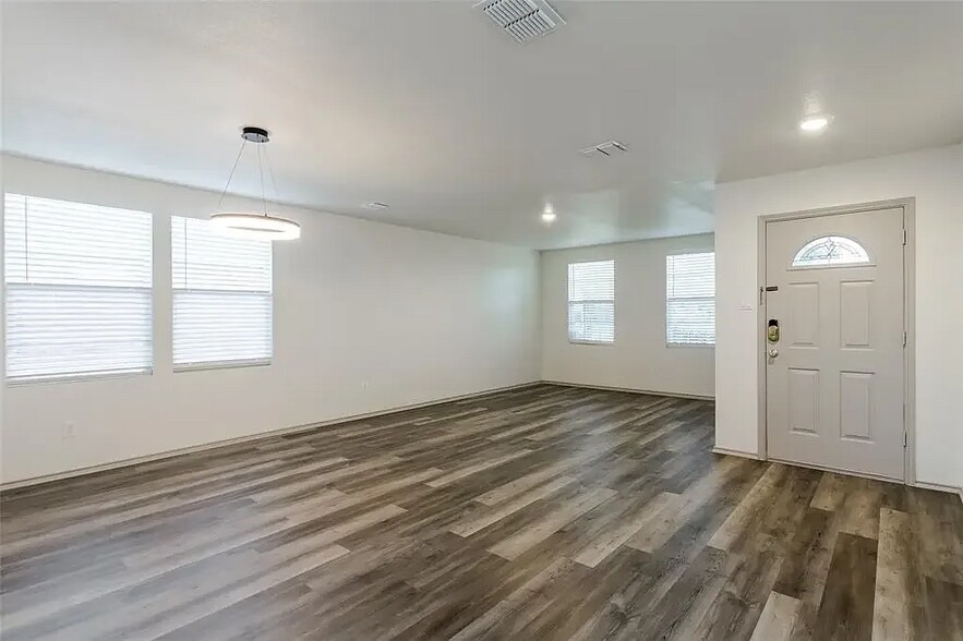 Building Photo - 818 Moss Glen Trl