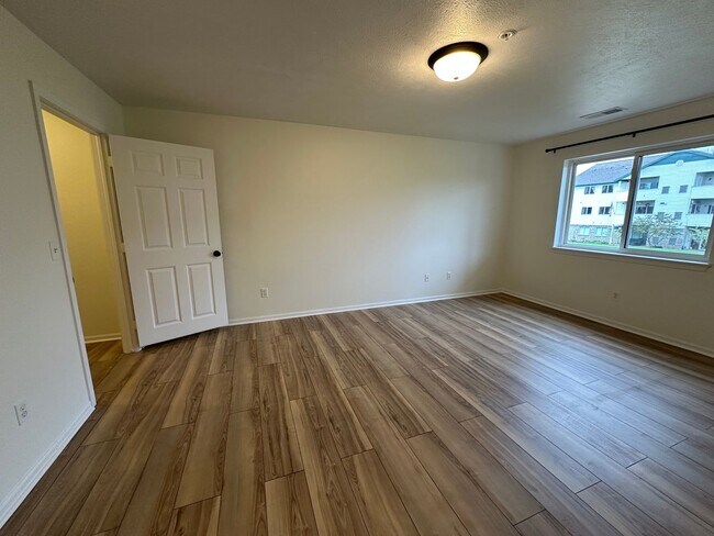 Building Photo - Caledonia Condo! Two Bedroom - Two Full Ba...