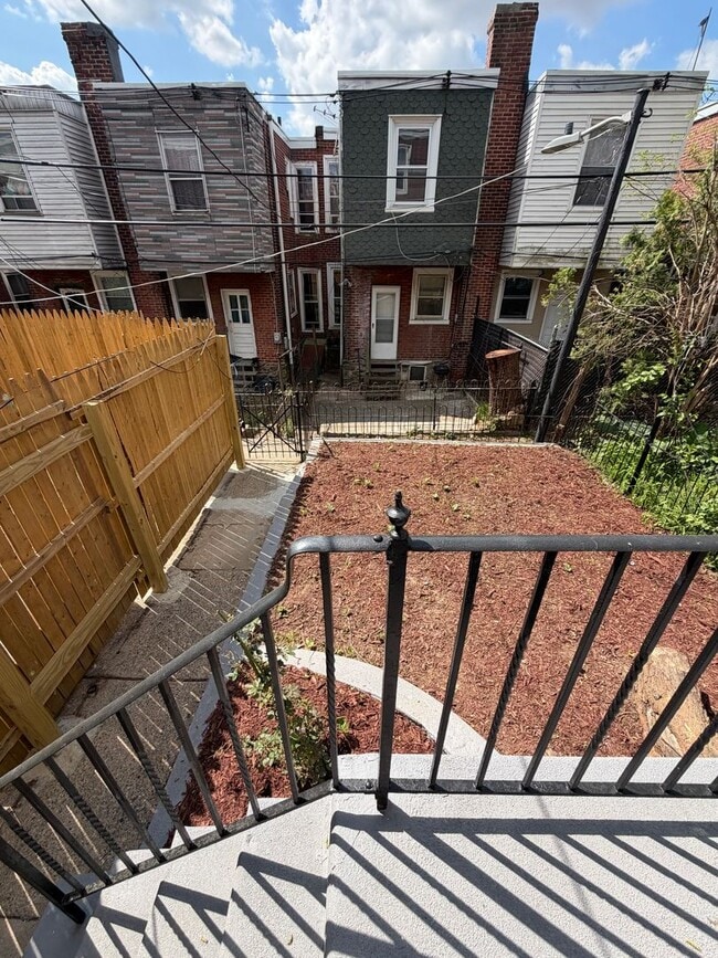 Building Photo - 152 Fern St