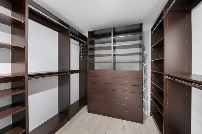 Building Photo - 1715 NE 40th St