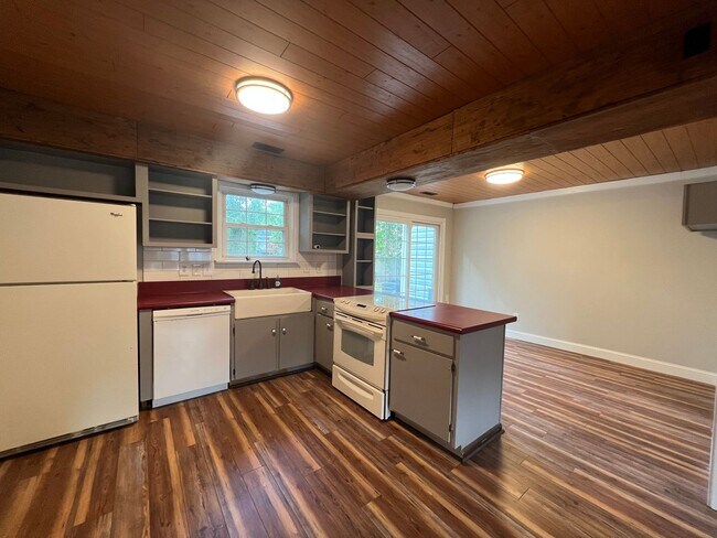 Building Photo - Cute 3 Bed 2 Bath!