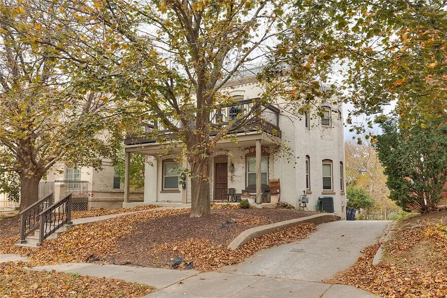 Building Photo - 812 Des Moines St