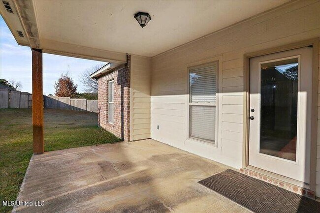 Building Photo - 852 Willow Grande Cir