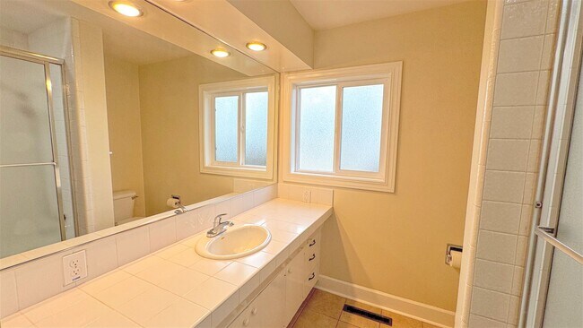 Building Photo - Comfortable 3 BD | 2 BA - Cedar Hills Neighborhood