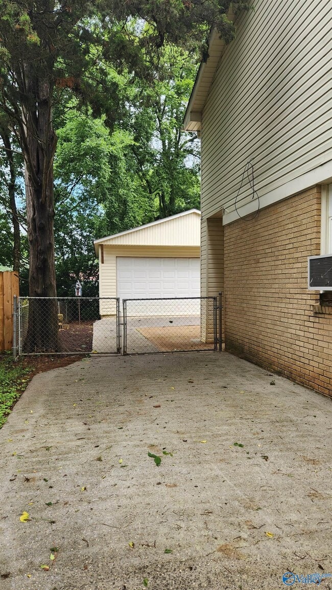 Building Photo - 11402 Hillwood Dr SE
