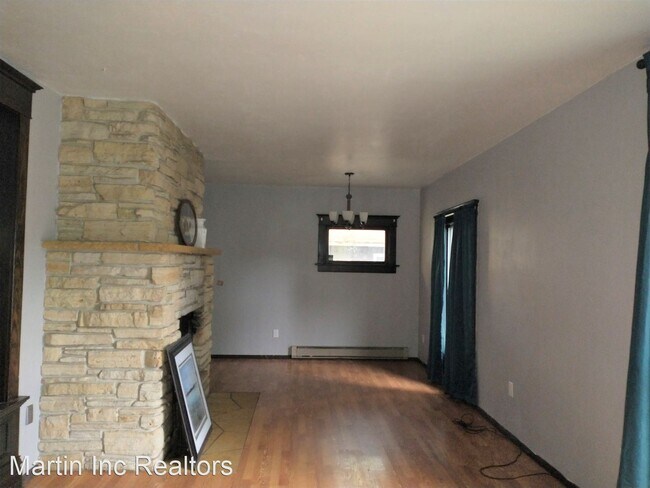 Building Photo - 3 br, 2 bath House - 212 Wellington St