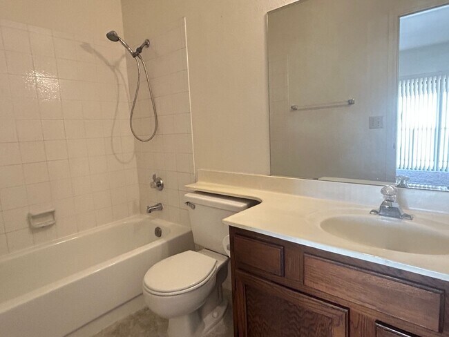 Building Photo - Spacious 2 Bedroom, 2 Bathroom Condo