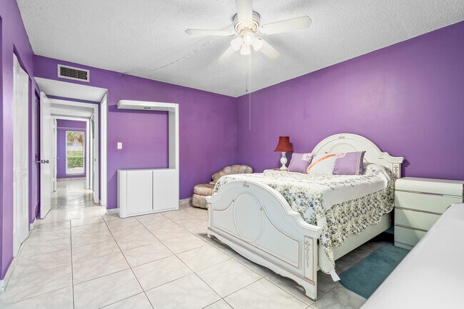 Building Photo - 250 NE 20th St