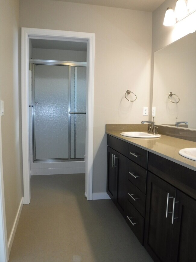 Building Photo - Beautiful and spacious 4 bed 2.5 bath home in Sovi Sub just off Eagle and Victory