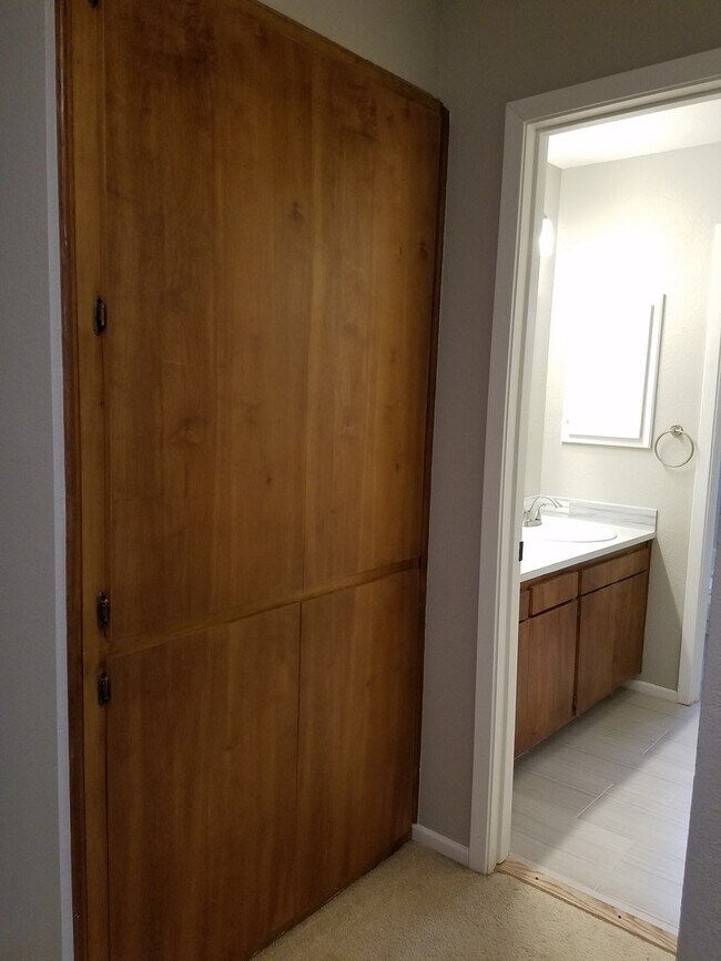 Building Photo - Adorable 2 bedroom townhome style Condo