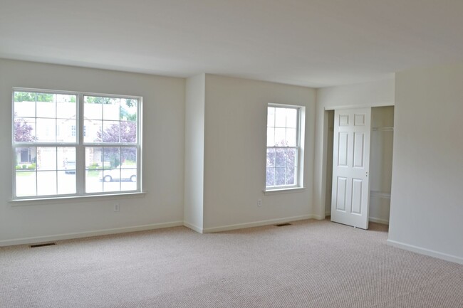 Building Photo - Spacious Townhome with 1-Car Garage & Pet-...