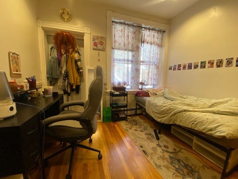 Building Photo - 127 Cedar St