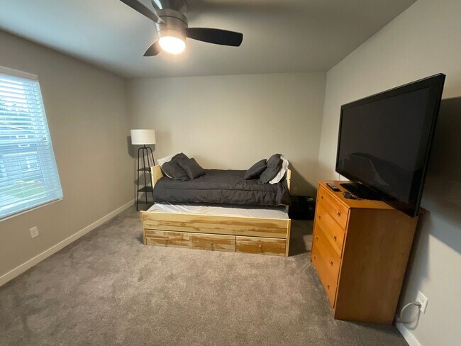 Building Photo - Furnished 4BR/3.5BA Home w/ Modern Ameniti...