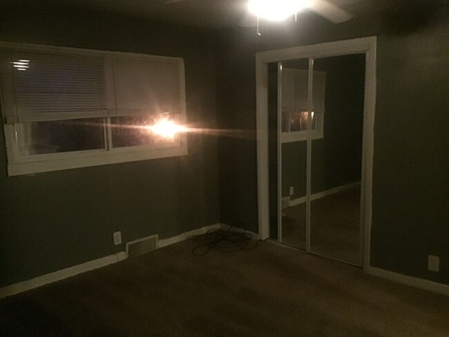 Building Photo - 4 Bedroom 1.5 bathroom Single Family Home