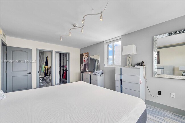 Building Photo - 1345 Lincoln Rd