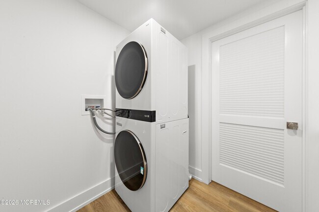 Building Photo - 427 Hoyt St