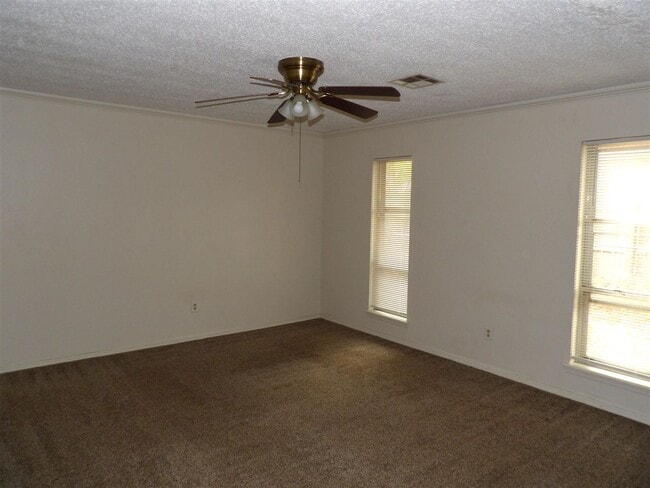 Building Photo - 4632 NE Dearborn Ave