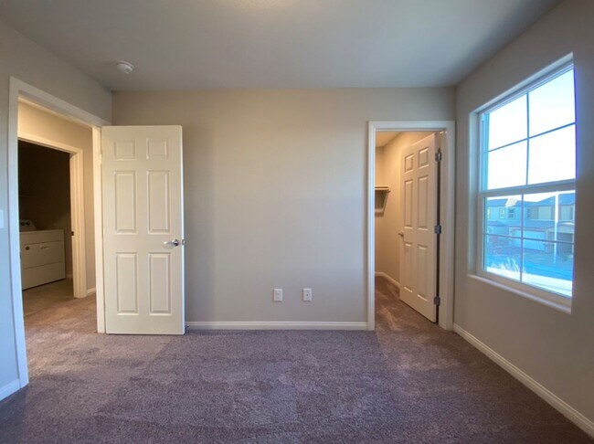 Building Photo - 4 BED 2.5 BATH 2 CAR GARAGE,  LARGE CORNER...