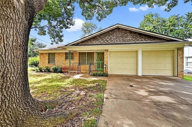 Building Photo - 1402 Hillcrest Dr