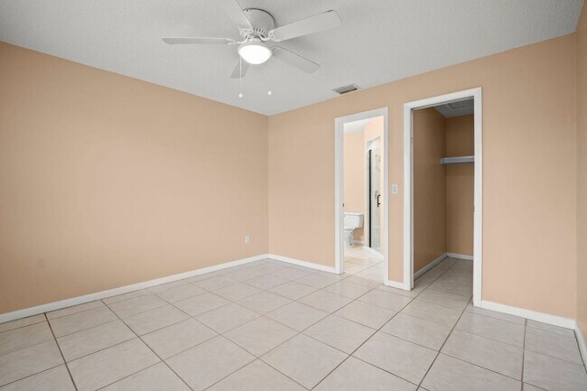 Building Photo - Beautiful 2-bedroom, 2-bathroom apartment, perfectly located in Cape Coral