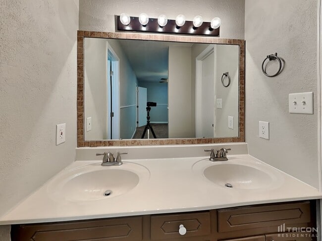 Building Photo - 3336 Castlegate Dr