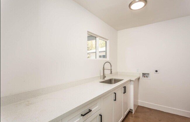 Building Photo - New Rental Price: $2,700 per month (utilities included). Special Conditions: Immediate move-in on...