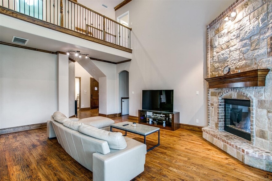 Building Photo - 1805 Castle Ct
