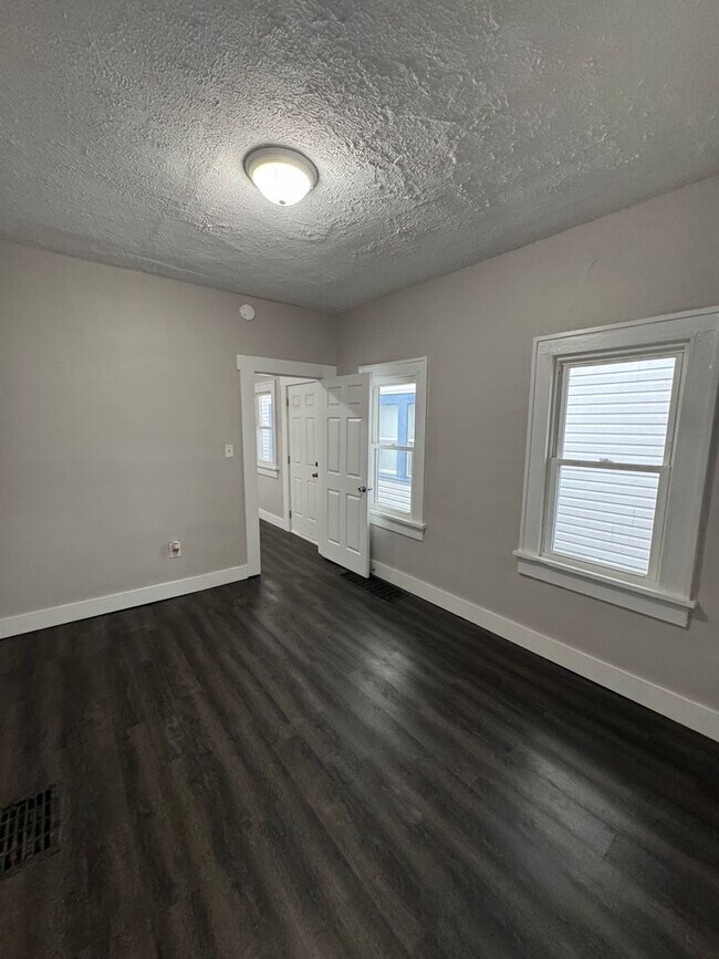Building Photo - 1022 S Churchman Ave