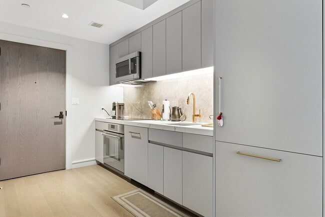 Building Photo - 55 Lagrange St