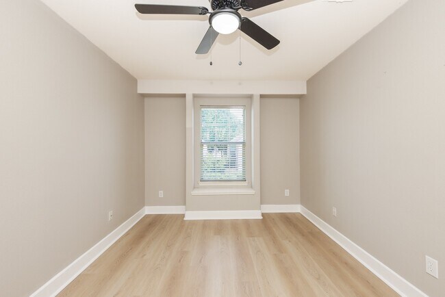 Building Photo - 16021 Summerville Lake Dr