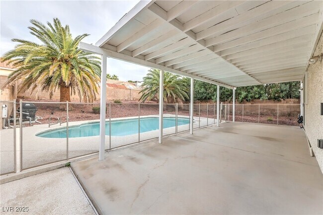 Building Photo - 20 Fantasia Ln