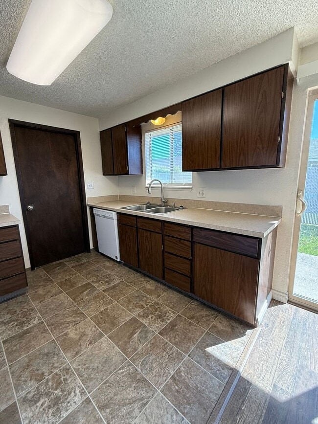 Building Photo - 141-143 E Home Ave