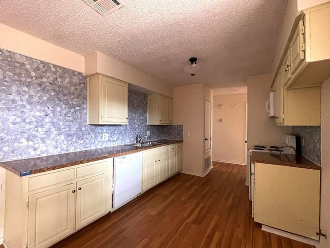 Building Photo - 1108 Parkview Dr