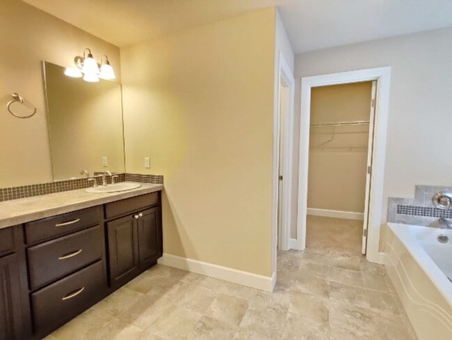 Building Photo - Beautiful Tumwater Home - 4 BD+DEN+BONUS RM