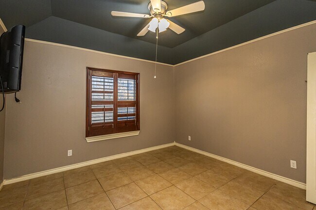 Building Photo - 527 Acacia St