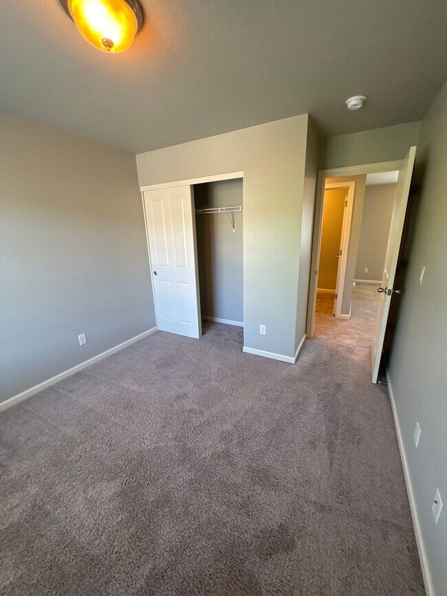 Building Photo - Beautiful 3 bedroom with bonus loft area i...