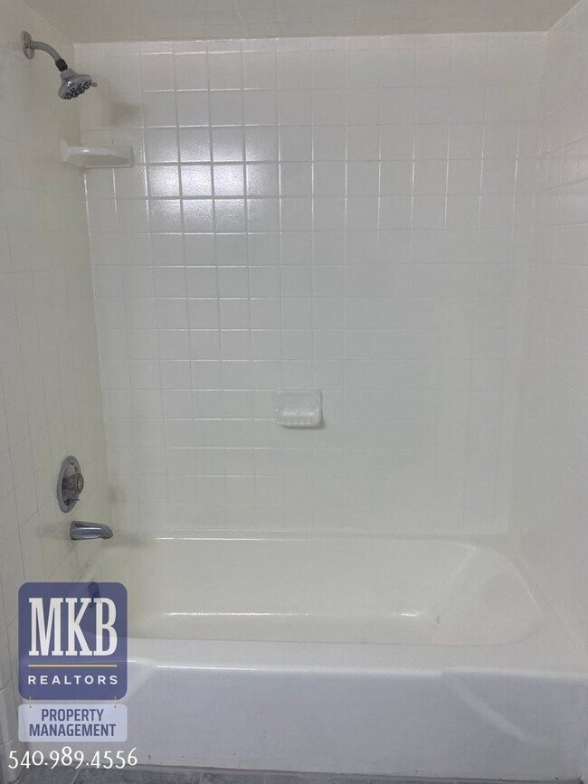Building Photo - 4 Bedrooms, 2.5 Baths, Split Foyer, Locate...