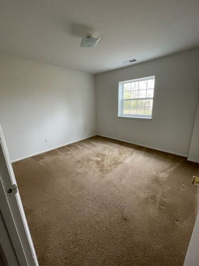 Building Photo - One Bedroom One Bath