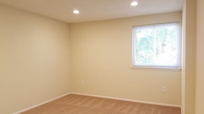 Building Photo - Renovated townhouse in established Frederi...