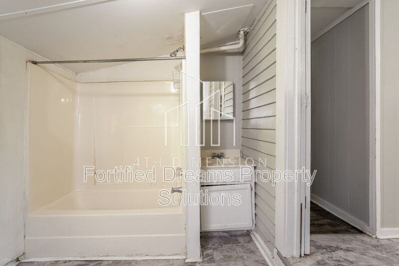 Building Photo - 2015 Row St