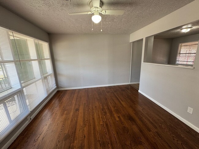 Building Photo - 3 bed, 2 full bath, garage is converted, n...