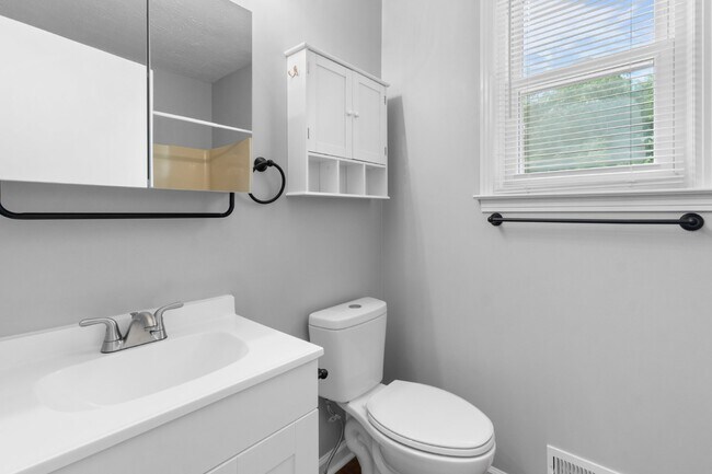 Building Photo - Newly renovated three bedroom home for ren...