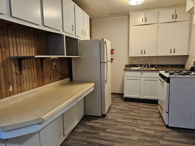 Building Photo - NE 3 bedroom 1 bath, no stairs, 2 stall garage. Near Hyvee