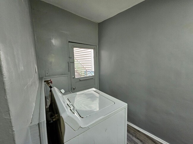 Building Photo - Spacious 3 bedroom 1 bath house for rent i...