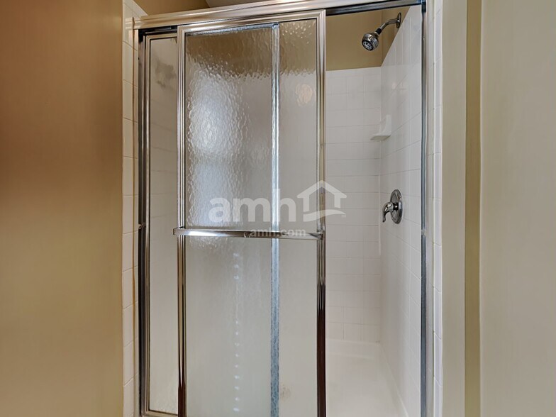 Building Photo - 823 Wingate Dr