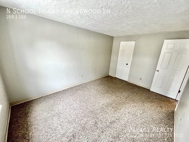 Building Photo - Top Floor! Roomy 2-Bed with A/C & Off-Stre...