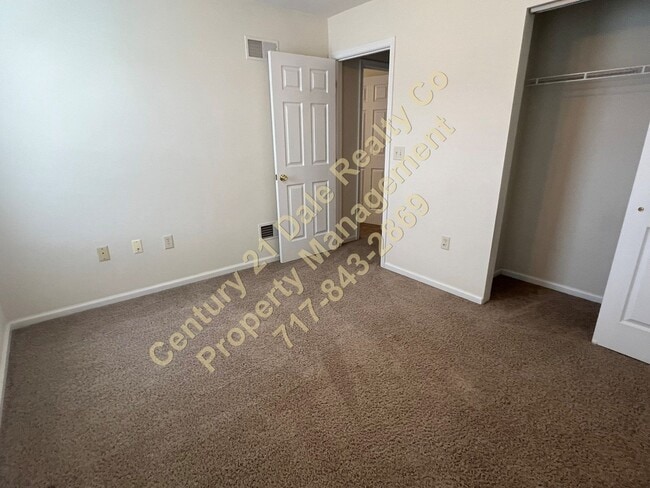 Building Photo - Beautiful 3 BR, 2.5 Bath home in Woodcrest Hills Condo located in Central York School District