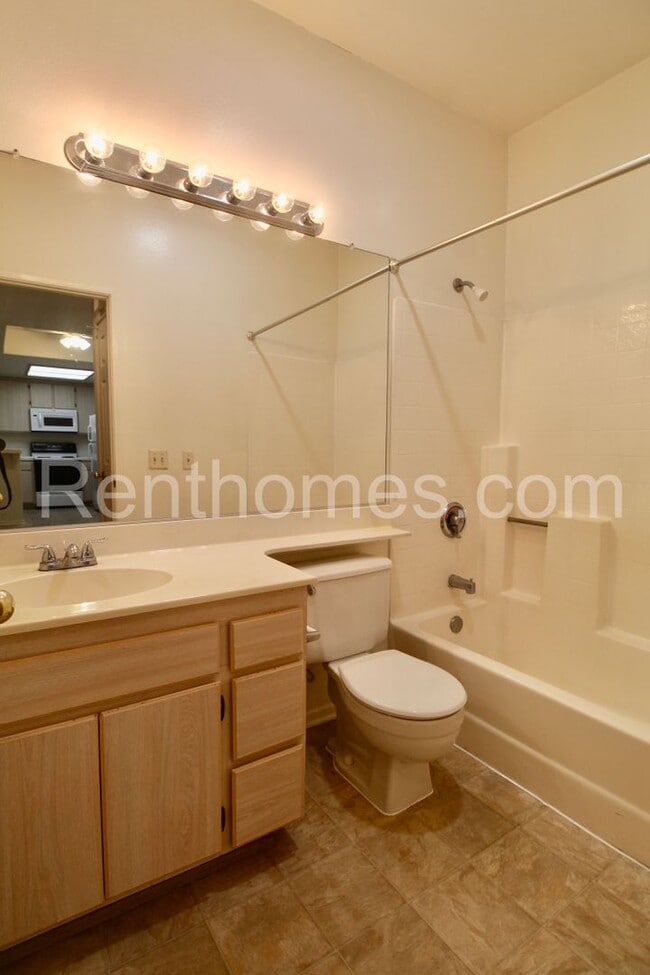 Building Photo - 510 Camino De La Reina